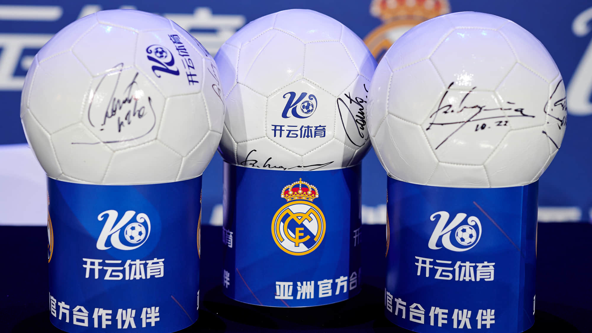 太潮了!孔德最新时尚穿搭:身穿长大衣,手拿包 太潮了!孔德最新时尚穿搭:身穿长大衣,手拿包